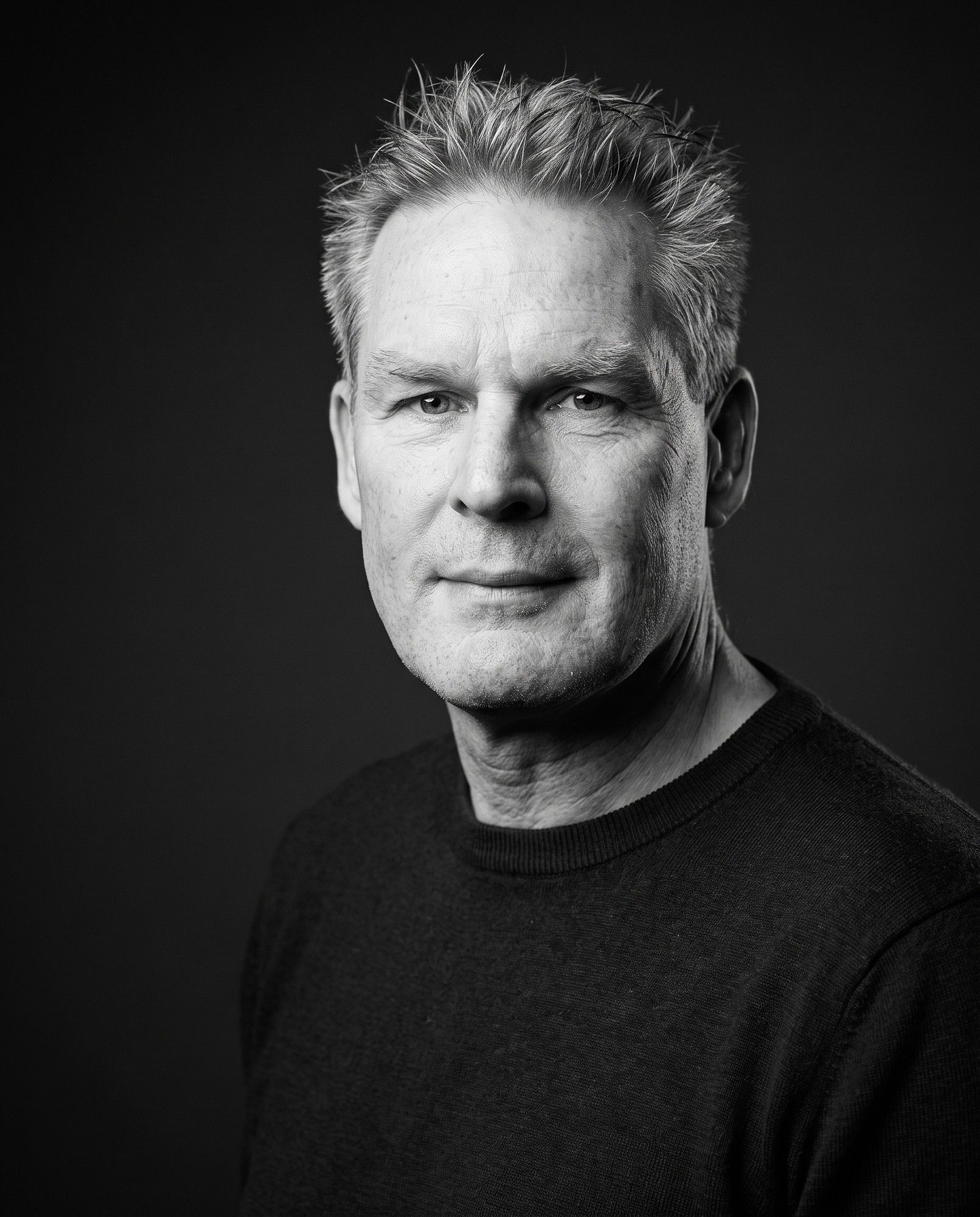 Portret van Eric Blaauboer in zwart-wit.
